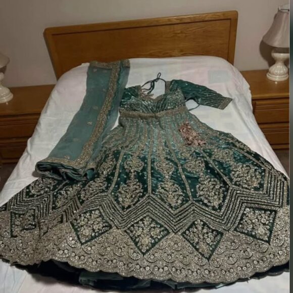 Partywear dresses - Picture 3 of 4